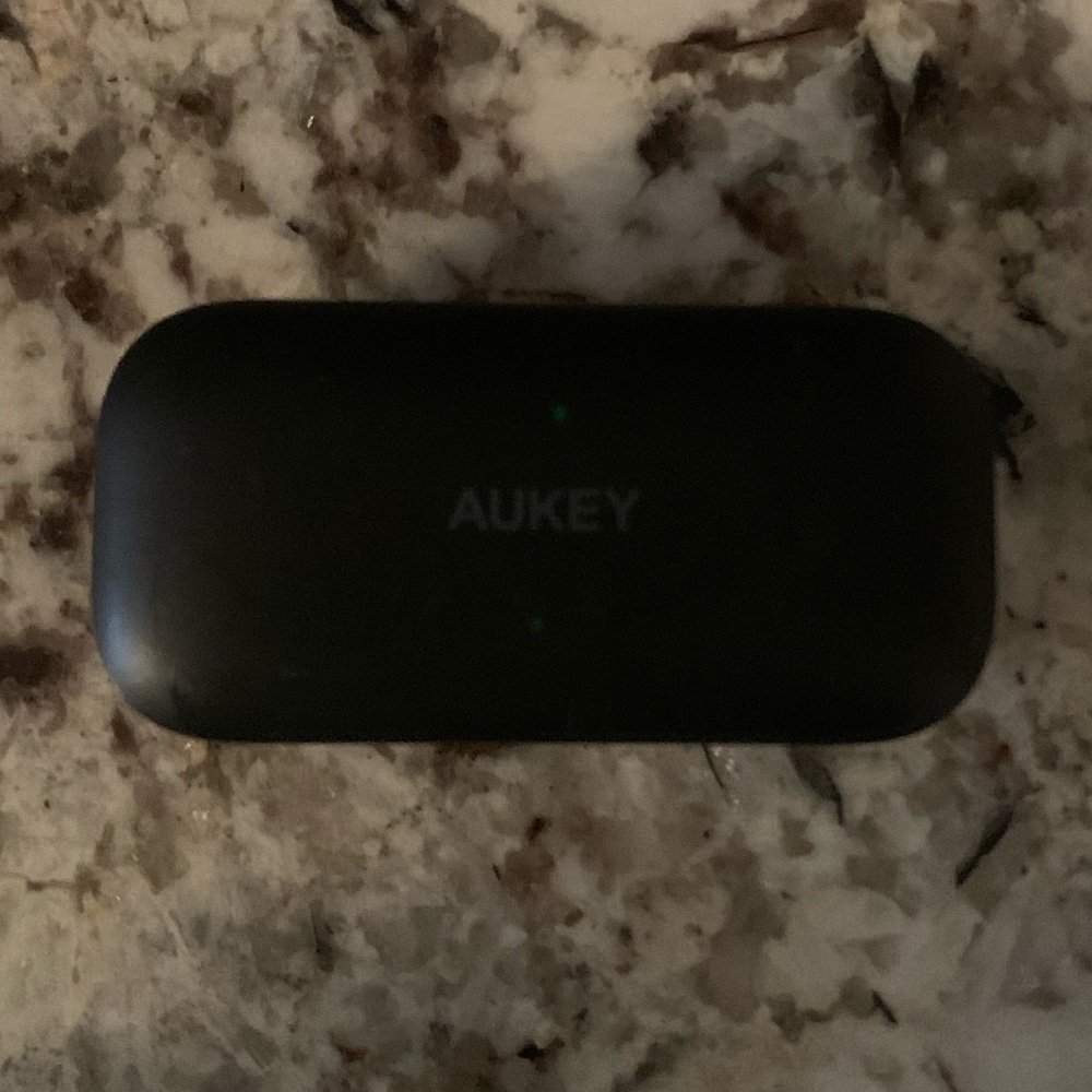 Black Wireless Earbuds w/ Charging USB - Picture 2 of 9